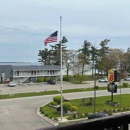 Super 8 By Wyndham Bridgeview Of Mackinaw City Exterior foto