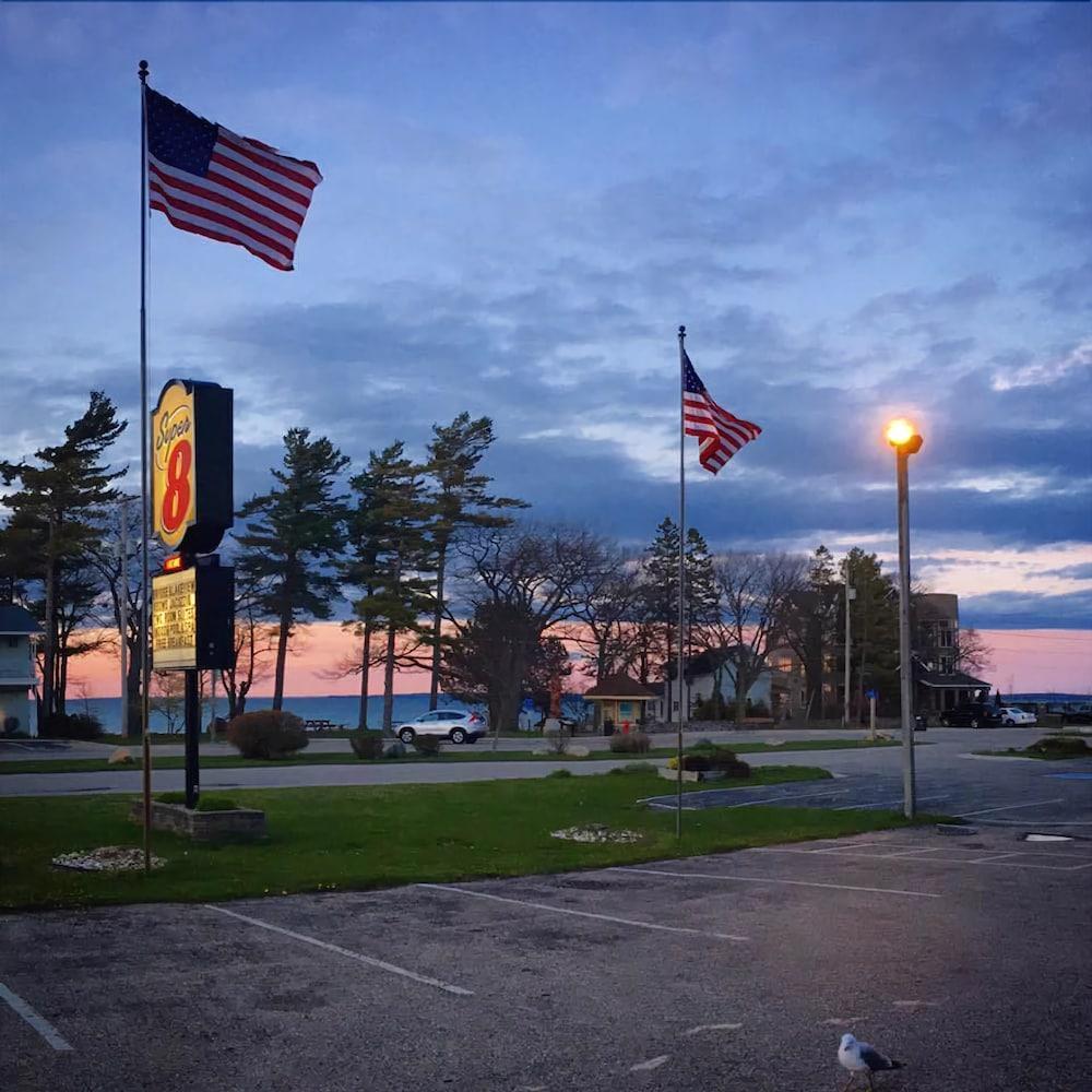 Super 8 By Wyndham Bridgeview Of Mackinaw City Exterior foto