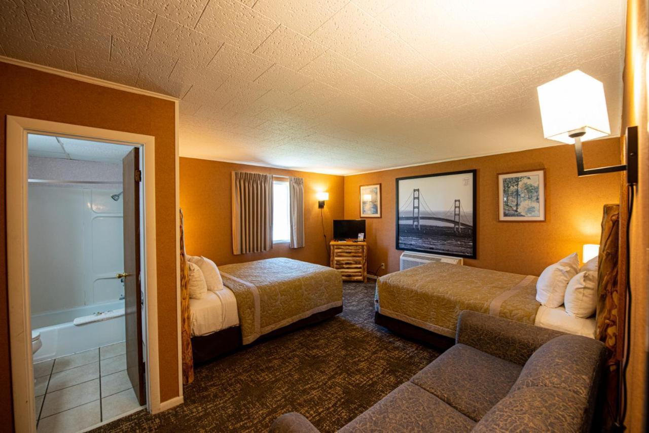Super 8 By Wyndham Bridgeview Of Mackinaw City Exterior foto