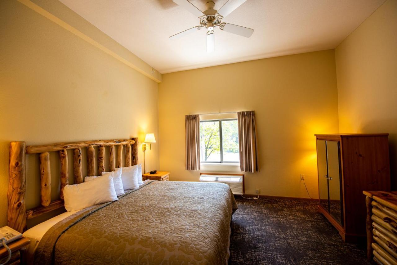 Super 8 By Wyndham Bridgeview Of Mackinaw City Exterior foto