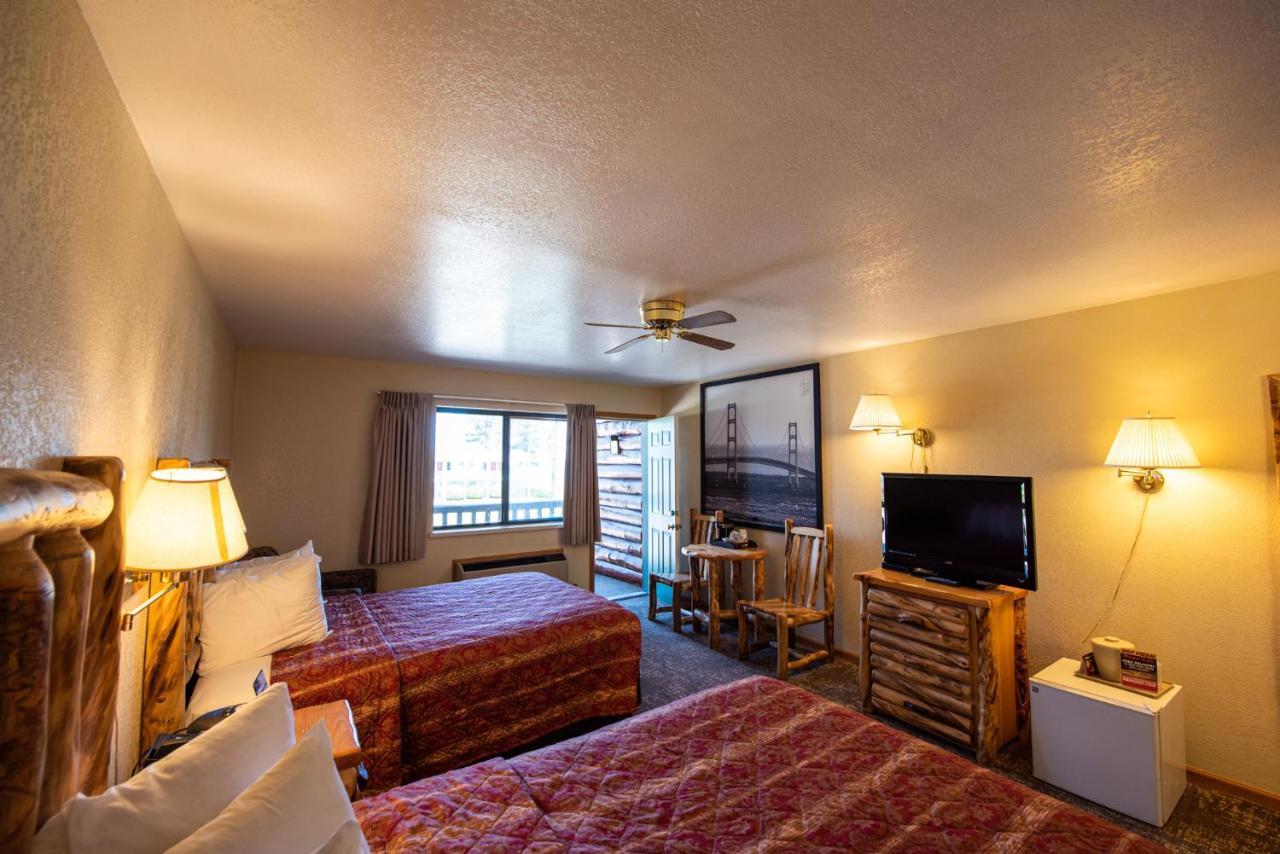 Super 8 By Wyndham Bridgeview Of Mackinaw City Exterior foto