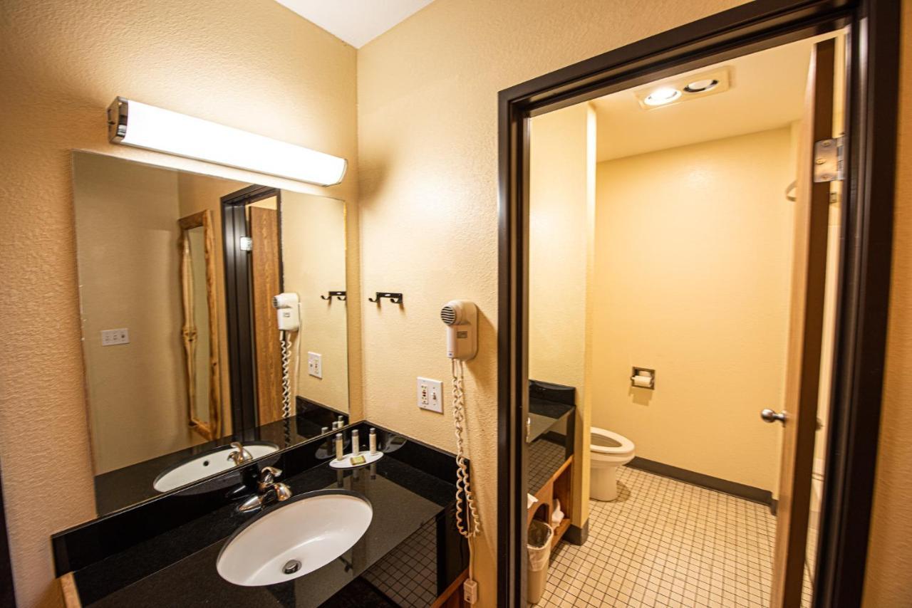 Super 8 By Wyndham Bridgeview Of Mackinaw City Exterior foto