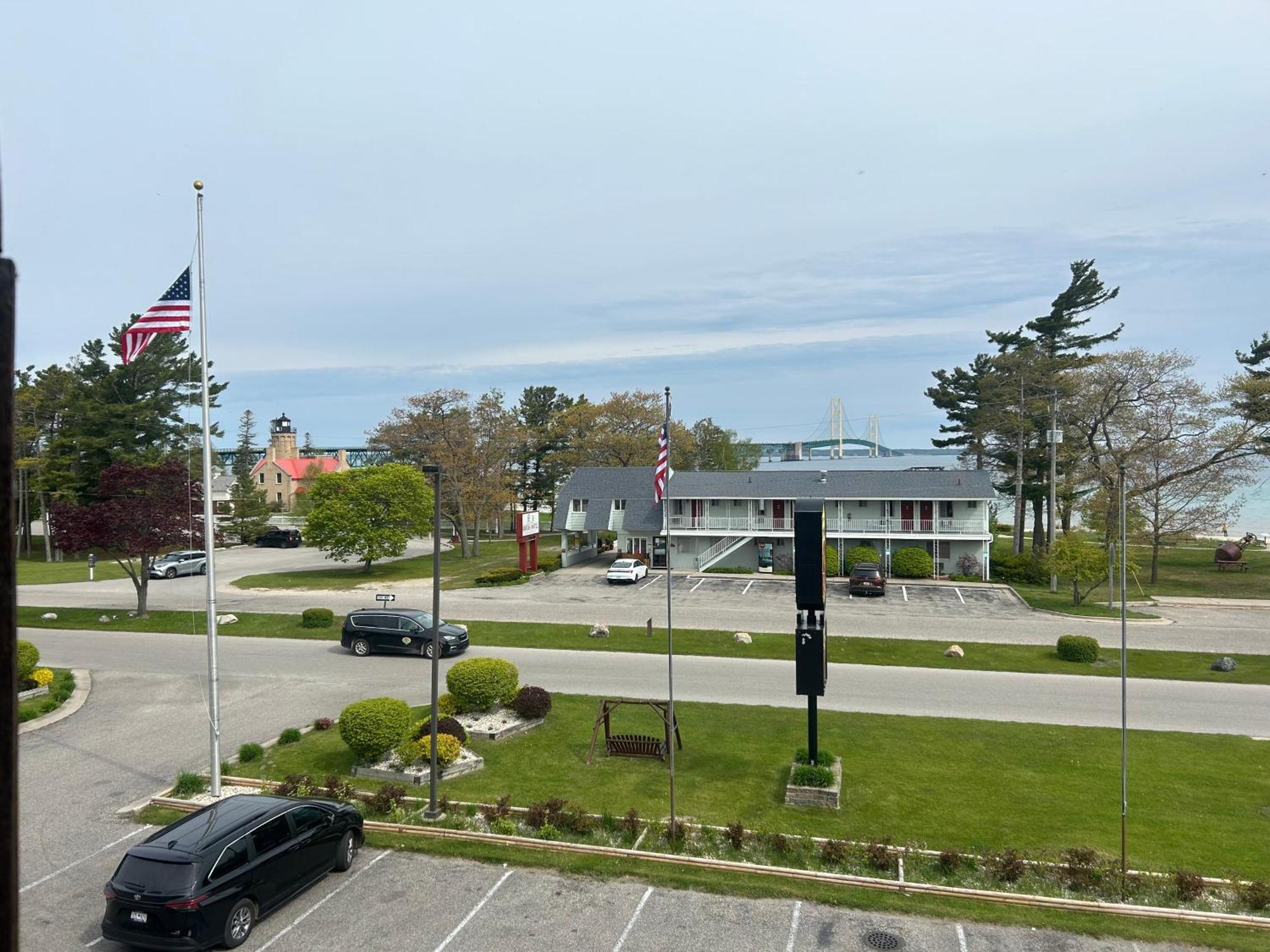 Super 8 By Wyndham Bridgeview Of Mackinaw City Exterior foto